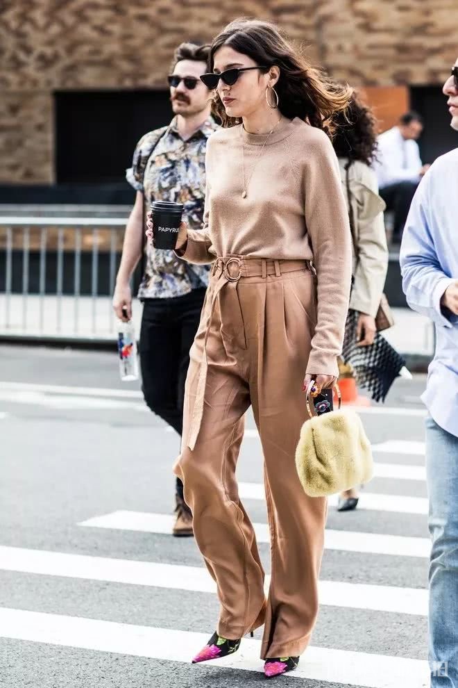 能穿一整个秋冬的针织衫 这么搭最时髦