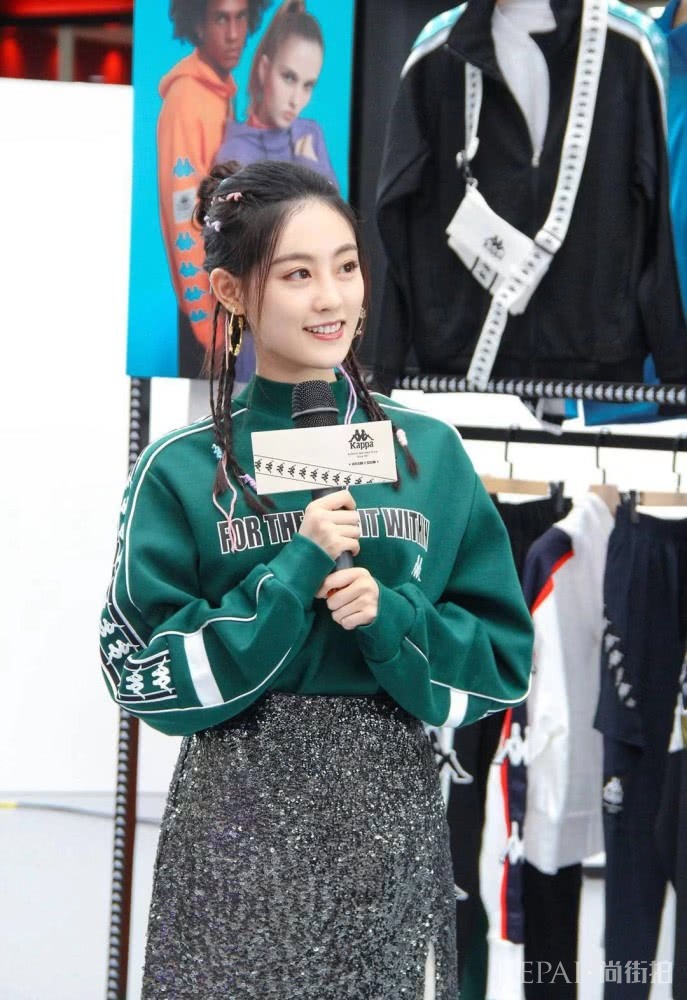 祝绪丹新发型真美,扎半丸子头绑小辫儿,尽显娇俏少女味