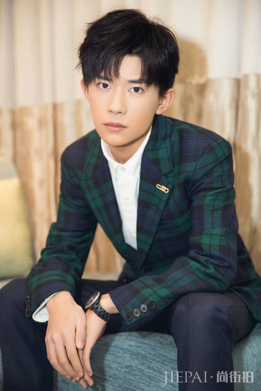 易烊千玺蔡徐坤格纹穿出型男味!