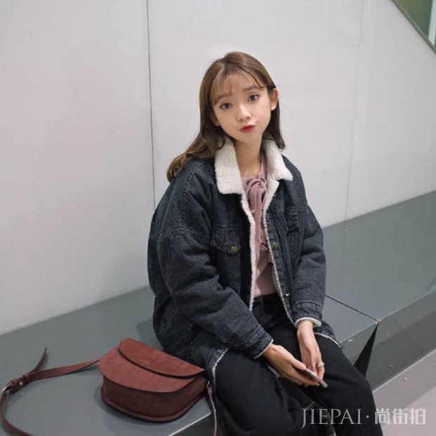 羊绒羔夹克搭配示范，女生冬日流行