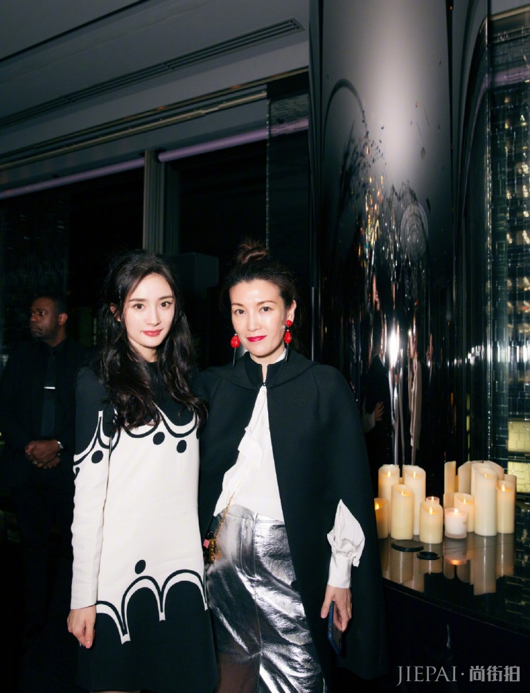 杨幂穿淡绿连衣裙扮次少女风,发型凌乱也很美