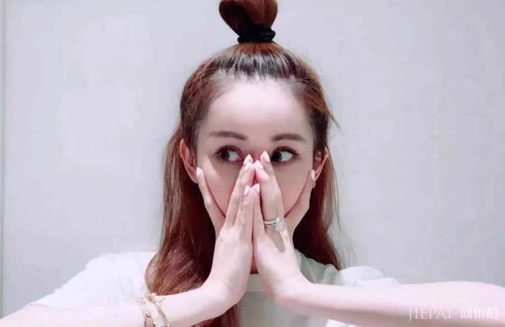 周扬青和杨冥长的有点像?但你更喜欢谁的穿搭呢?