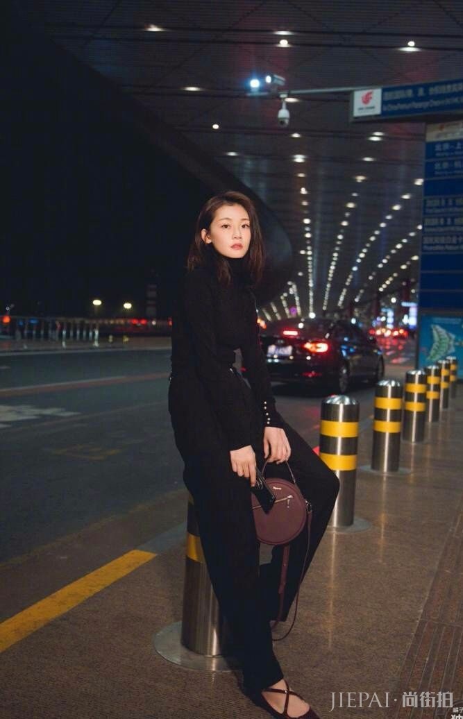 苗苗很真实,不画眉毛就敢在机场秀,甚至口红也不抹!