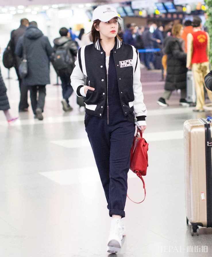 阚清子裤子加“补丁”还卷得老高,又不是农民!