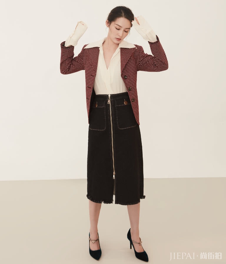 李沁乖宝宝“蓝色气球袜”裹脚踝！