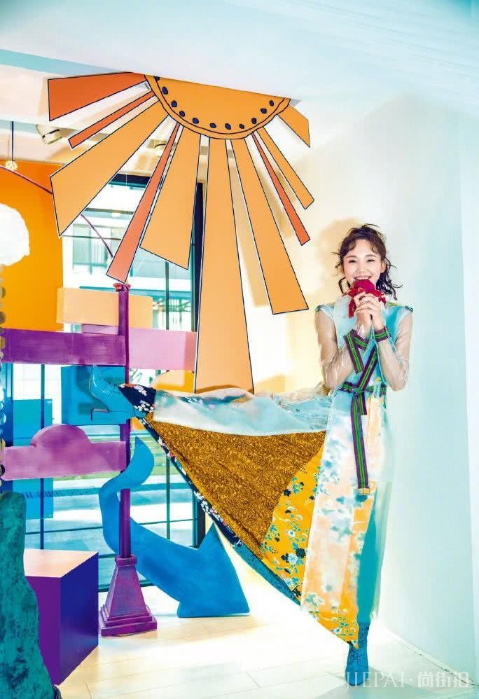 吕小雨长筒袜故意堆起来,瞬间显高10厘米