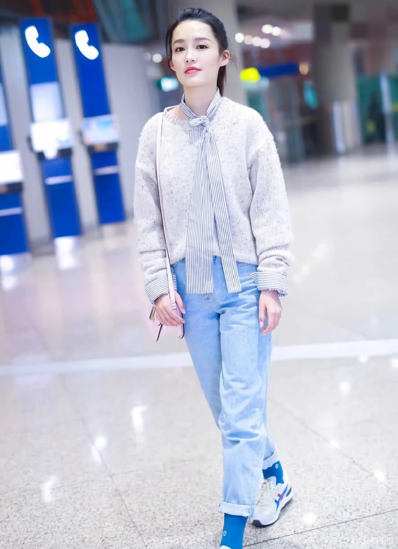 李沁乖宝宝“蓝色气球袜”裹脚踝！