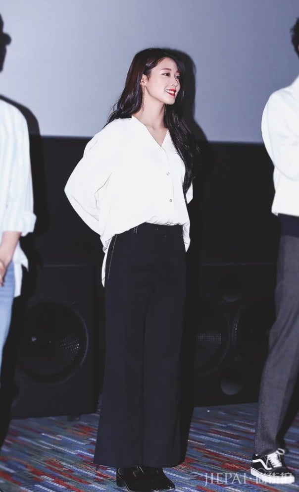 金雪炫这一款“牛奶袜”,时髦显腿长!