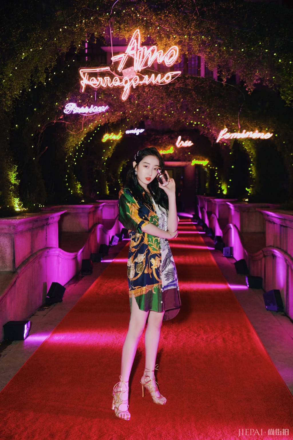 蒋梦婕越来越会穿了,中长款印花衬衫摩登大方,泡面卷发更吸睛