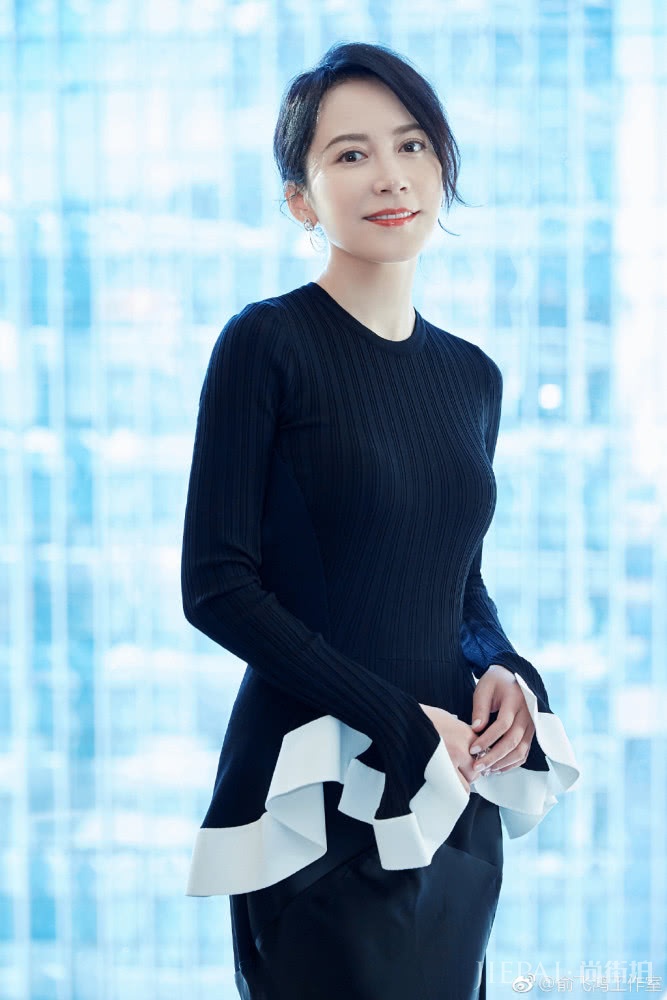 俞飞鸿简约穿搭，穿出优雅高级感，简单的打扮也气质非凡