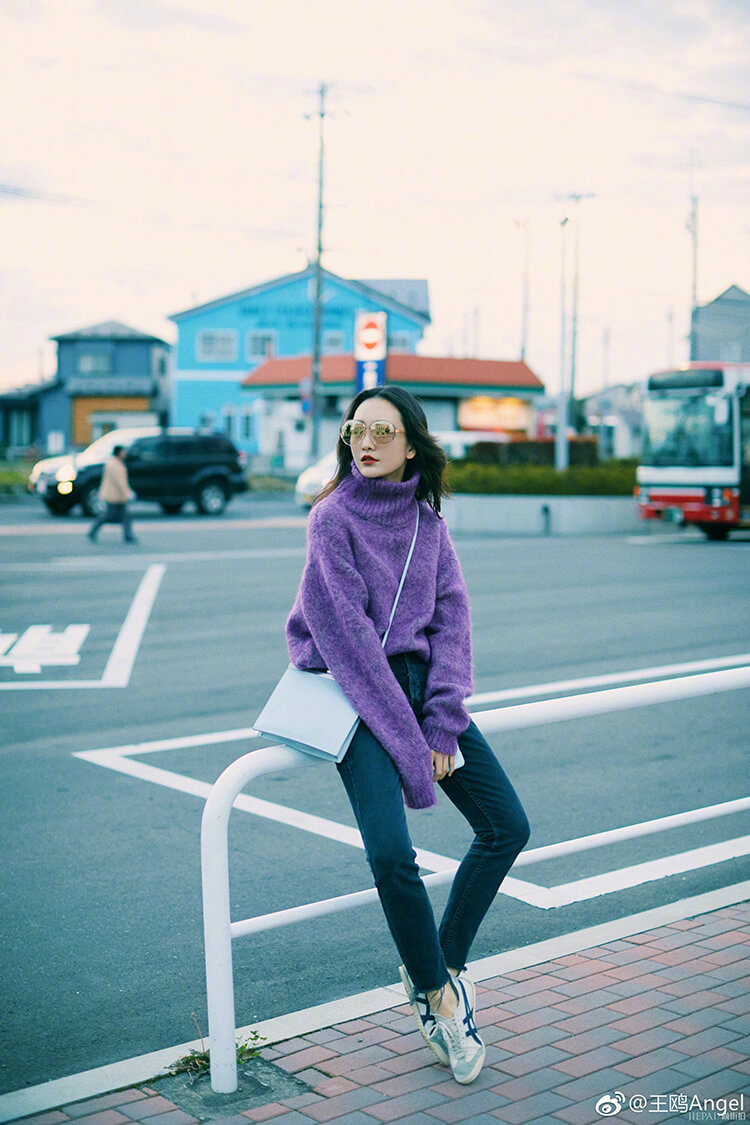 王鸥毛衣牛仔裤也能穿得这么撩人!