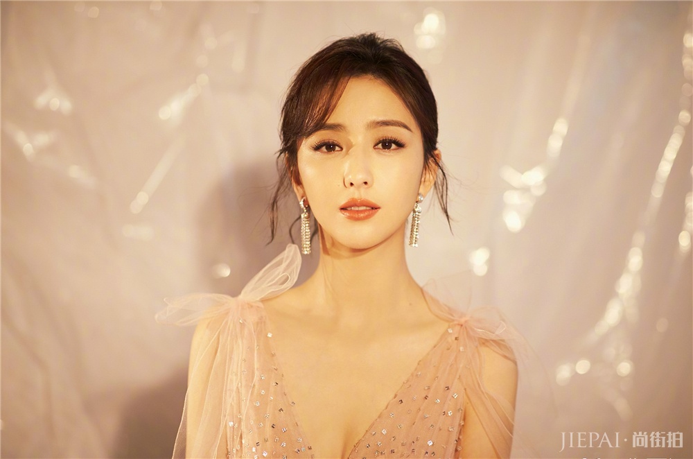 佟丽娅穿深V礼裙小秀事业线,身材竟如此惊艳