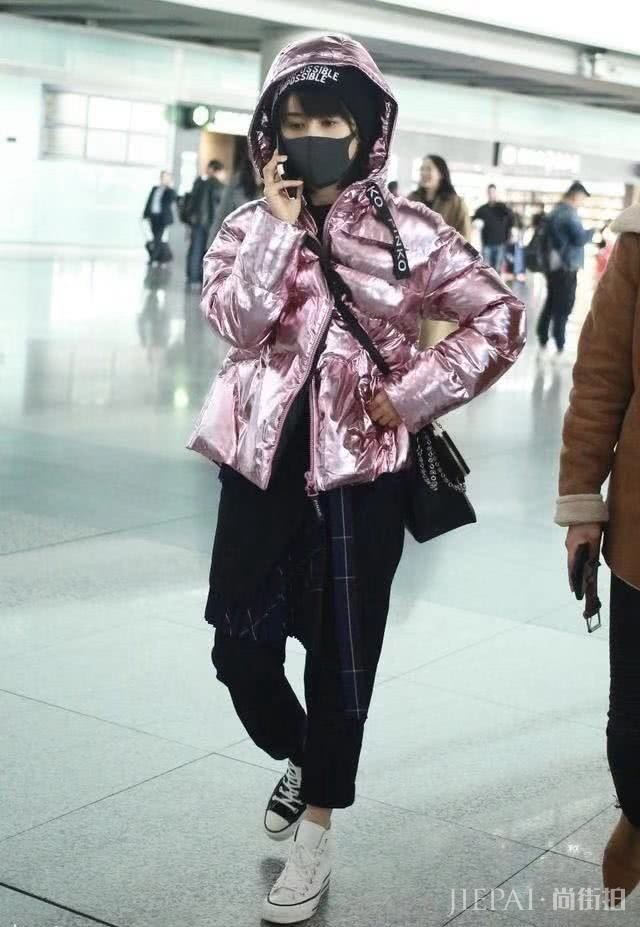 王子文机场街拍 羽绒服上身又美又暖