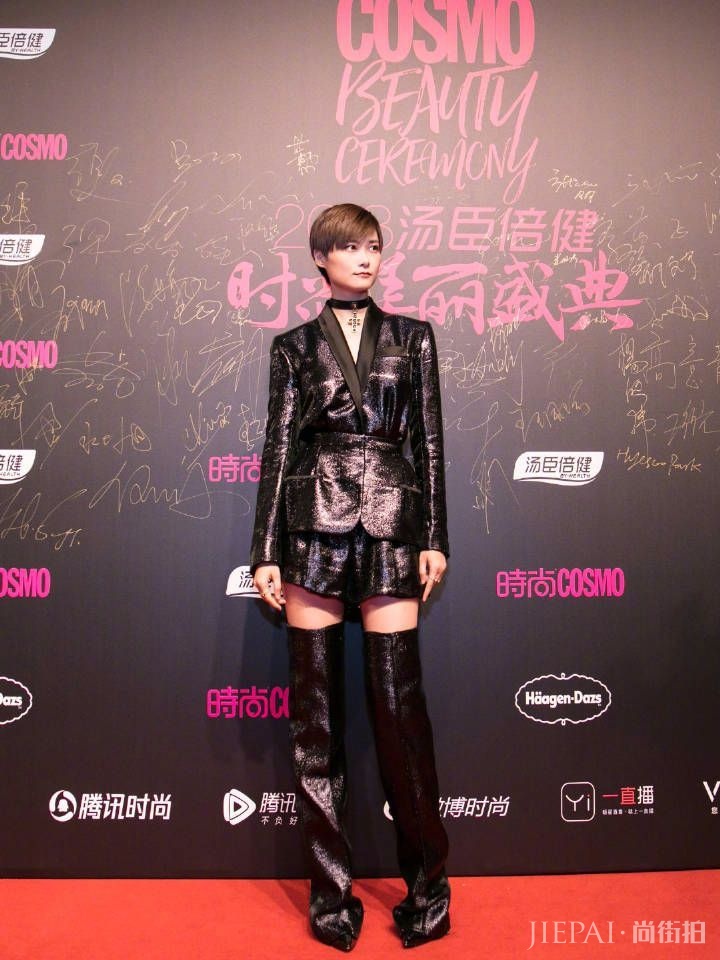 李宇春把裤子穿脚上了,松松垮垮很油腻!