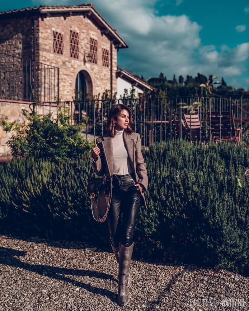 欧美街拍 酒红色大衣＋丝绒裙真不错，立体感十足！