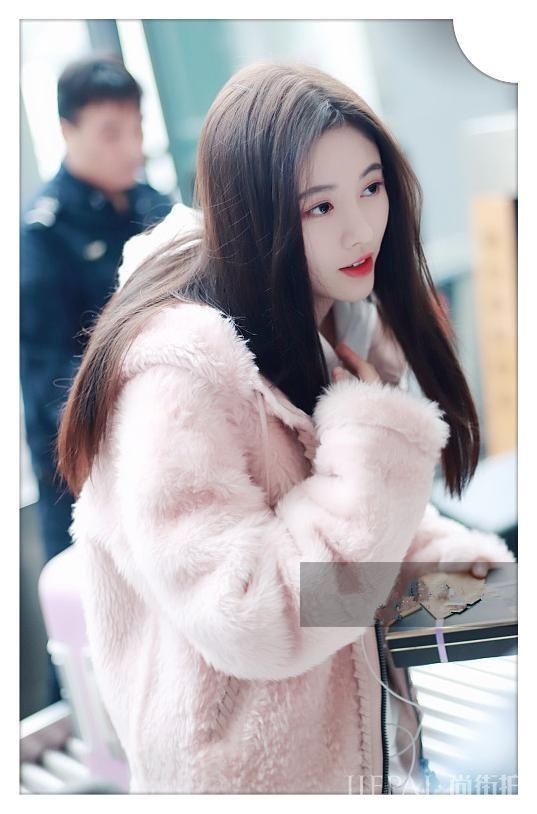 鞠婧祎一件毛绒外套连胜杨幂、热巴，四千年美女真不是噱头
