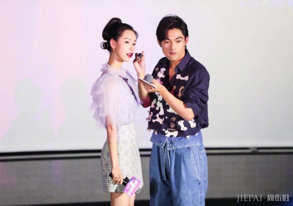 陈都灵出席活动，换发型露额头大变样