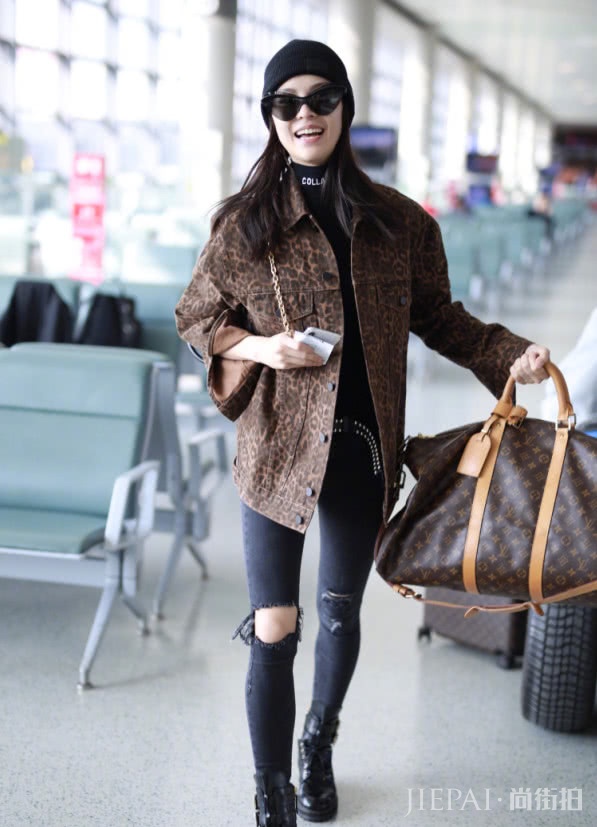 钟楚曦留“爆炸头”不仅不非主流，而且时髦炸了！