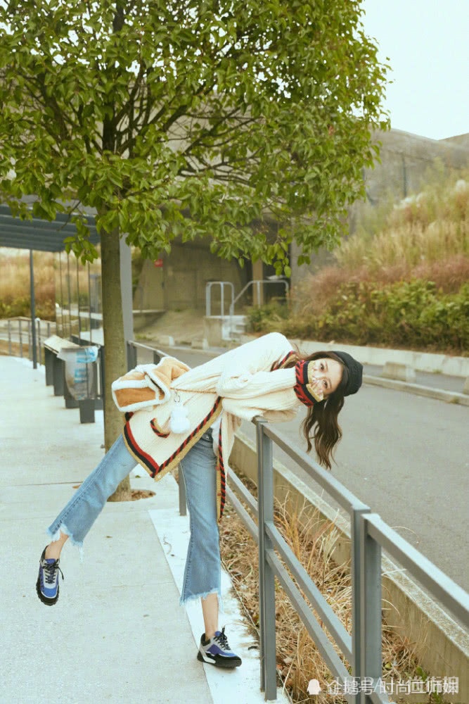 被孙怡的新写真美到了！背着毛绒包少女感爆棚