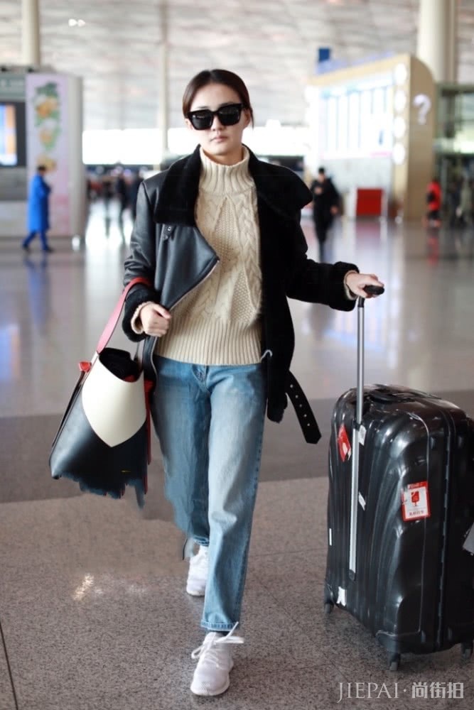 徐璐现身机场,牛仔裤竟穿得这么好看,腿是真的美!
