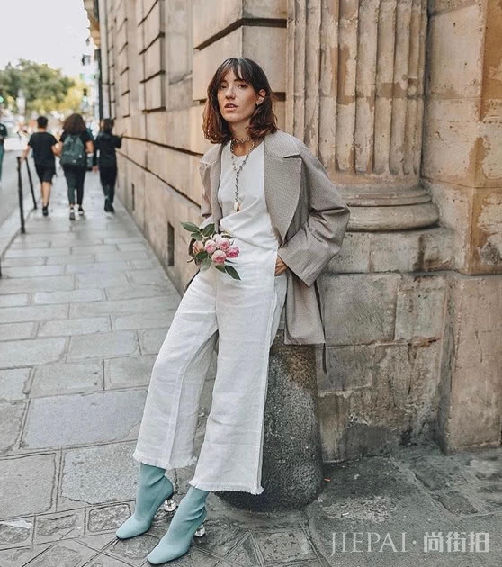 法国女人真的太懂得穿了,小西装都能穿得这么好看,第一眼就心动