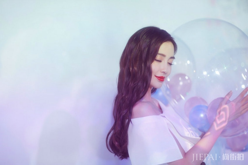 Angelababy白衣长裙亮相活动现别样清新