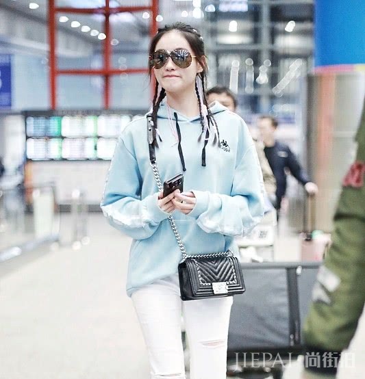 祝绪丹新发型真美,扎半丸子头绑小辫儿,尽显娇俏少女味