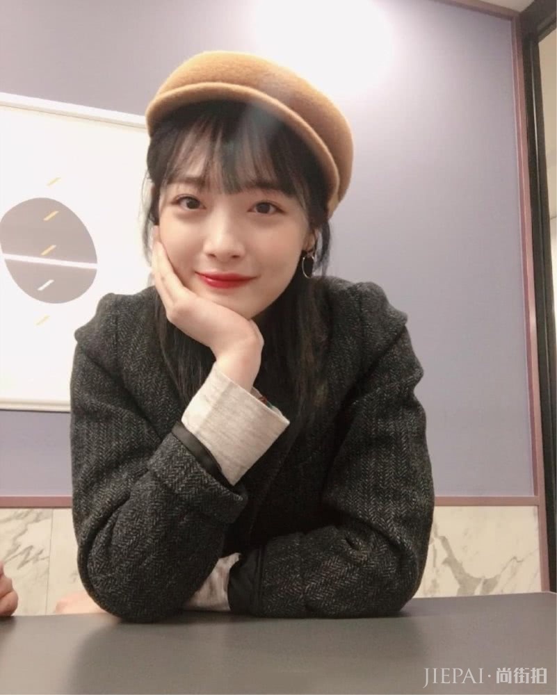 24岁崔雪莉晒美照，两套私服甜美又帅气，秒变“蜜桃女孩”