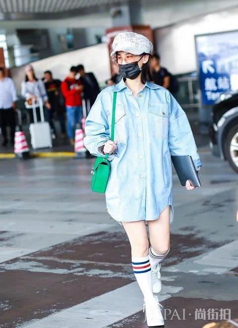 黄圣依机场街拍，大衣配阔腿裤穿出“贵妇范儿”