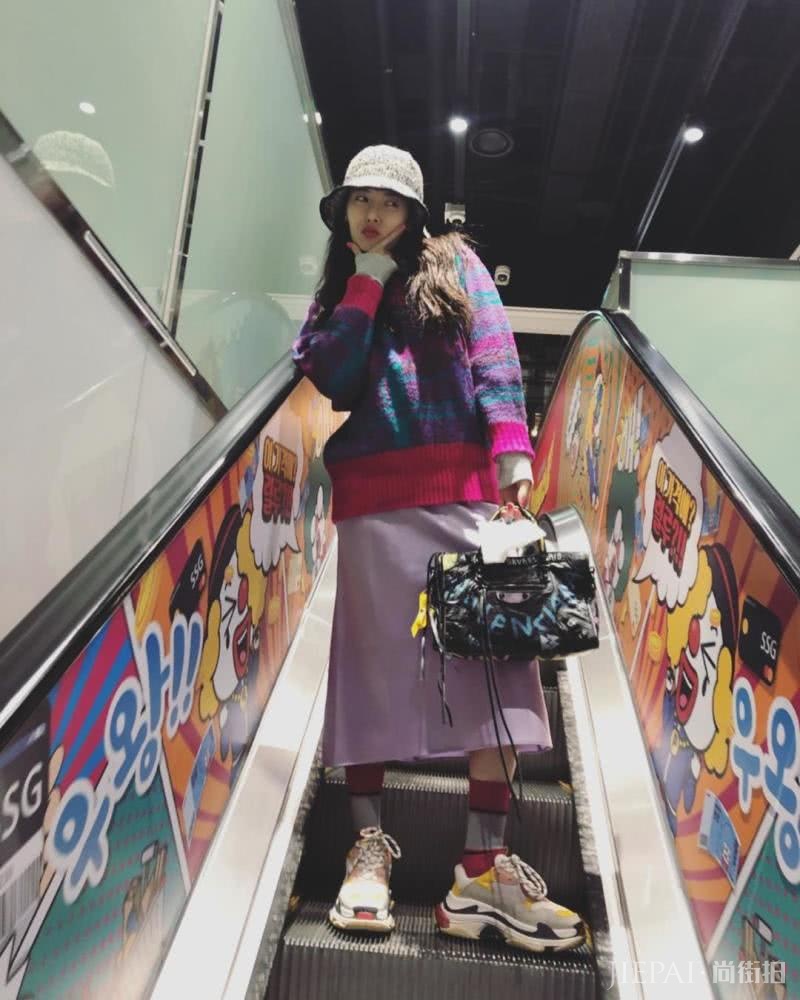 金泫雅花花绿绿的穿搭也能美成小仙女，一般人学不来