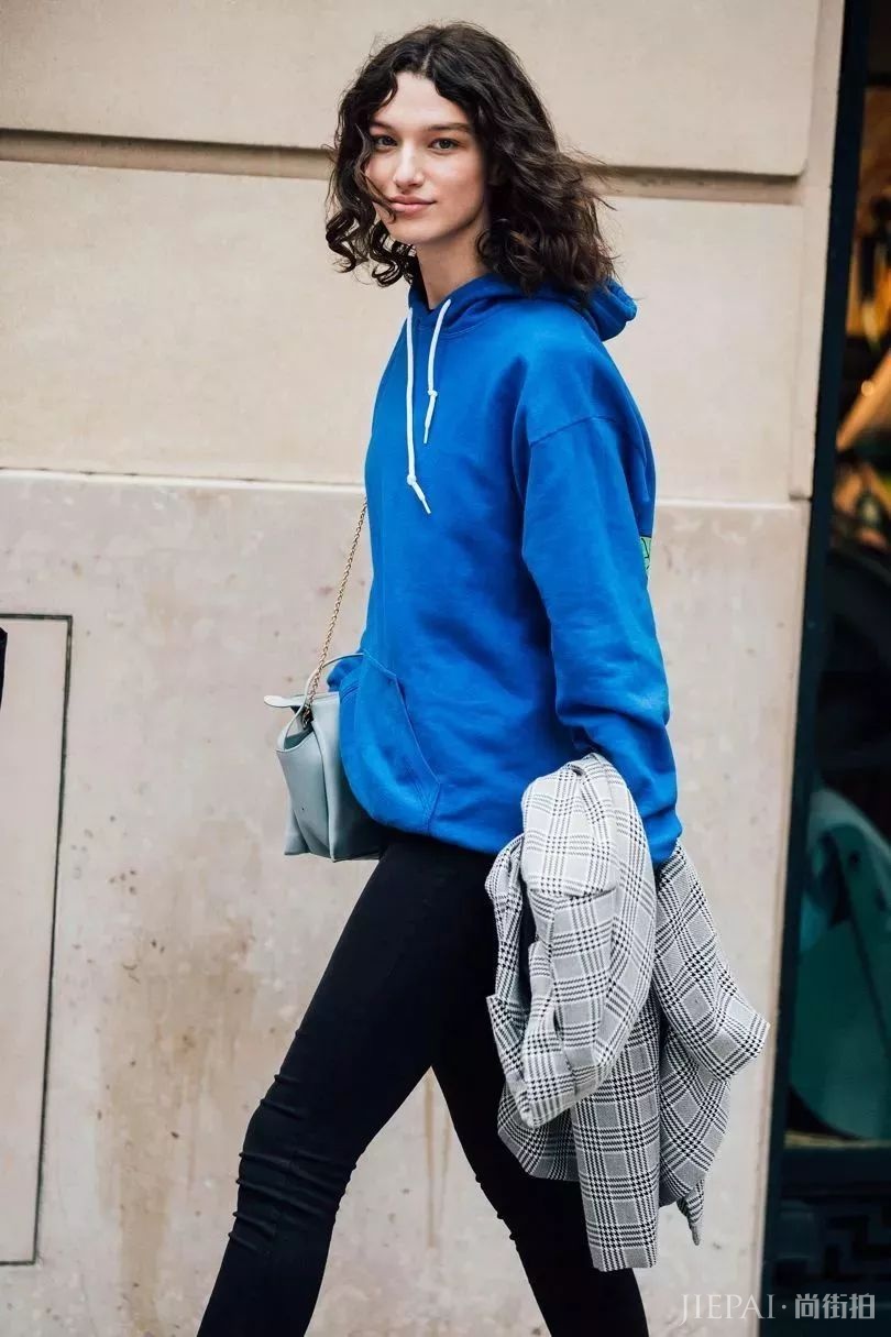 穿卫衣+短靴=真的时髦炸了！