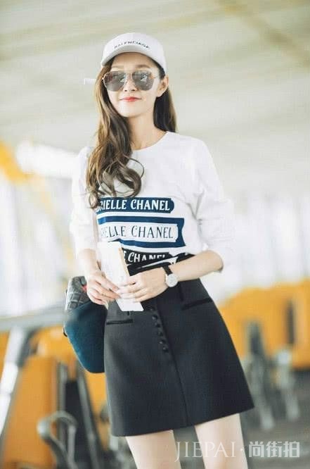 宋轶身材无可挑剔，大波浪卷发，女人味十足！