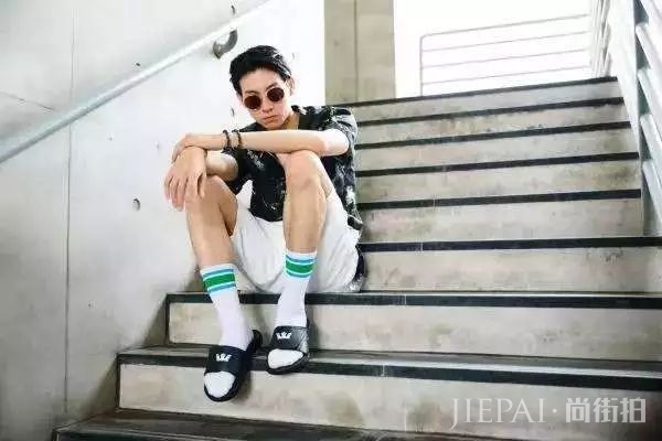 你还在露脚踝、卷裤脚?露袜子才是18年最流行