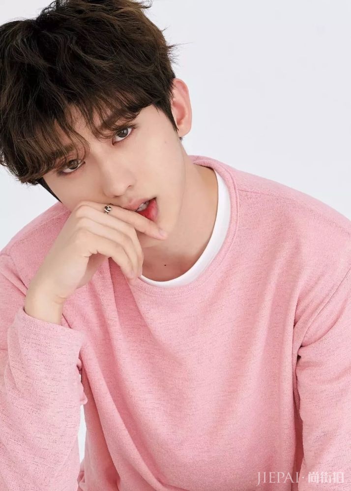 你不理解为什么有人粉蔡徐坤,就像你爸当年不理解你追周杰伦