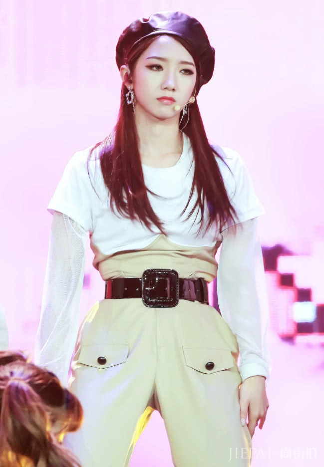 孟美岐的腰带勒出了一圈赘肉？台上的表情亮了