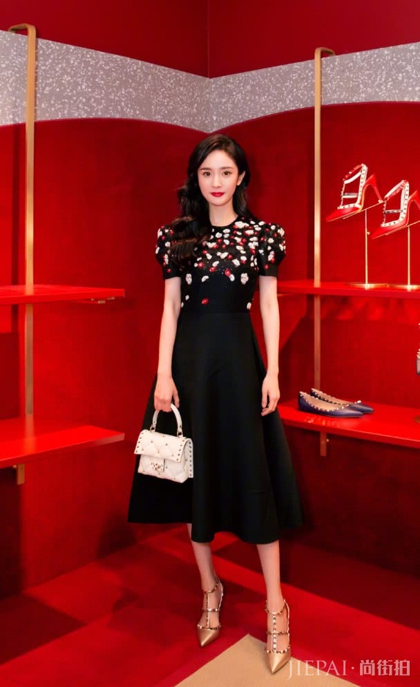 杨幂这条“贝壳裙”才时髦，显高全靠它！