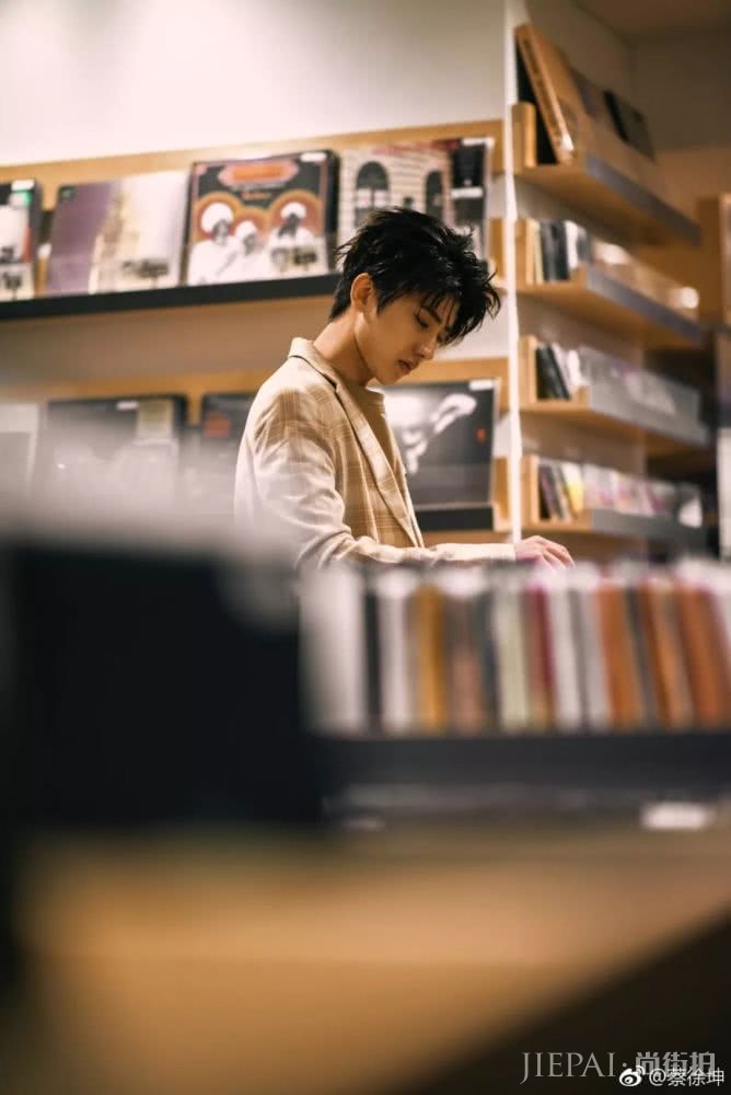 你不理解为什么有人粉蔡徐坤,就像你爸当年不理解你追周杰伦