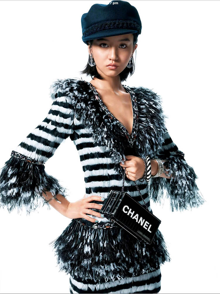 木村光希长裙配洗碗手套领奖,不料拿新人奖惹争议