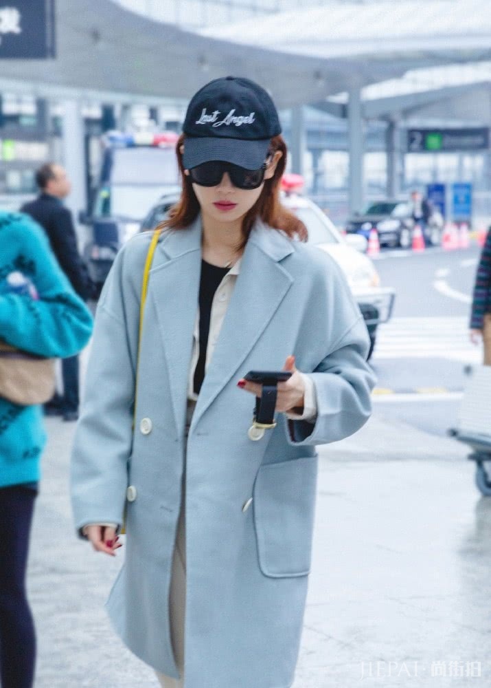 戚薇的穿衣打扮风格百变，转眼就把马卡龙色系穿上了