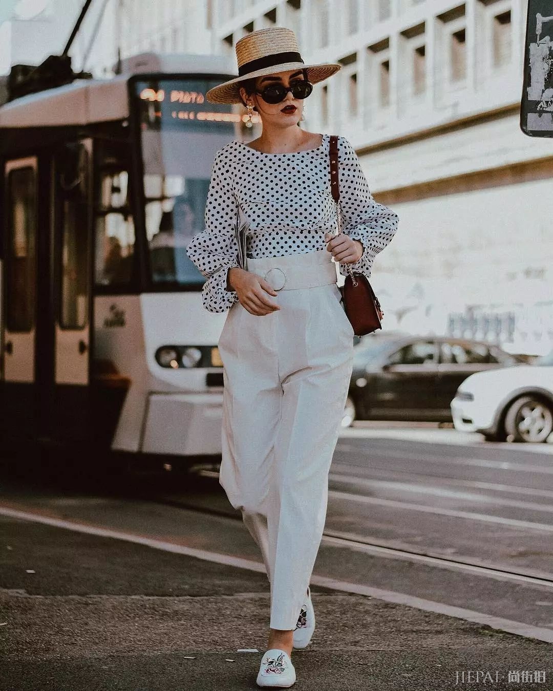 谁说红色显low？这位博主把红色穿成时尚大片，每张街拍都美到窒息！