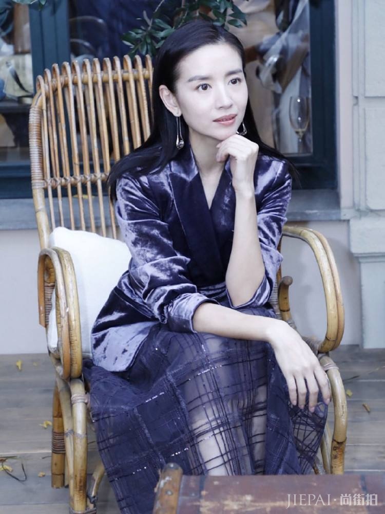 西装+纱裙,更适合大龄女性的精致优雅穿搭,知性又高级!