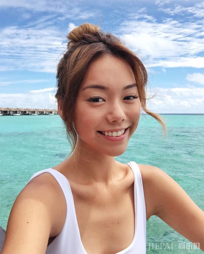 眼睛小皮肤黑长相一般,却是新加坡的头号时尚博主