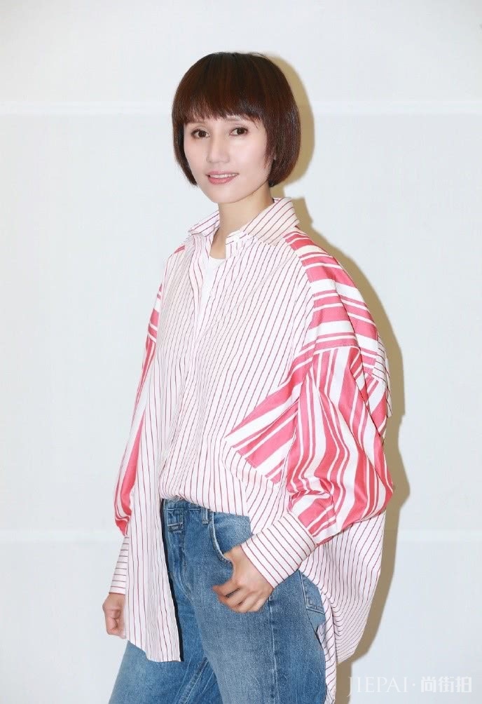 袁泉蓬蓬衫搭牛仔裤亮相,气质惊艳