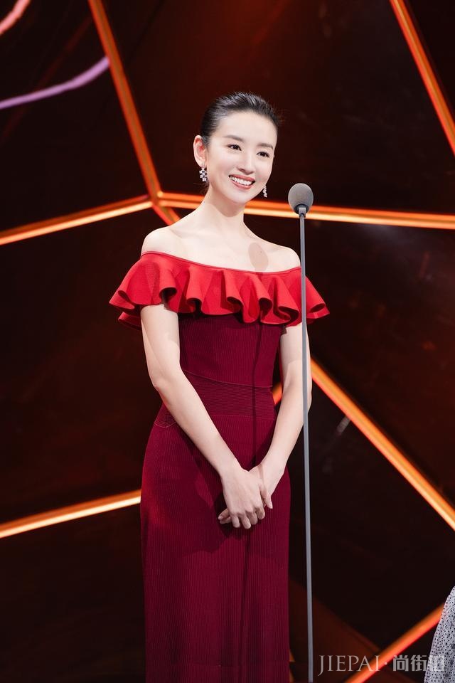 董洁一袭红裙配亮片装气质惊艳，扎个马尾辫更减龄了