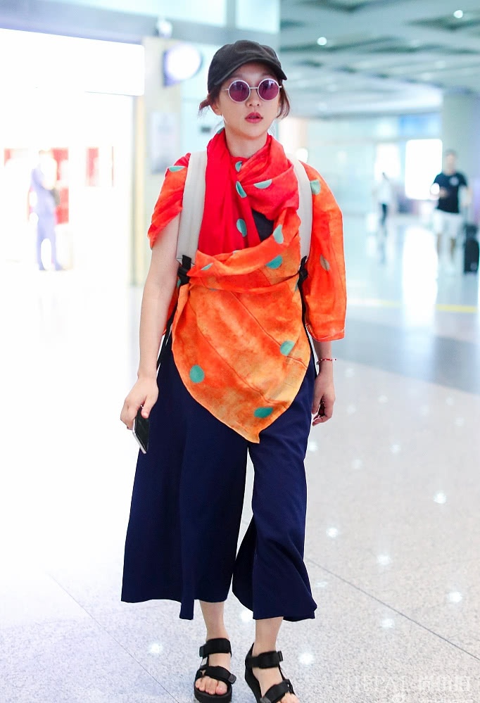 周迅机场街拍 这回将围巾换个系法,越来越更时髦!