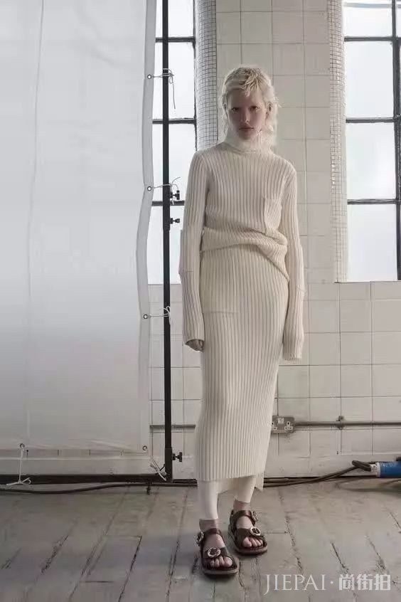 毛衣搭配长裙,打造秋冬优雅时尚!