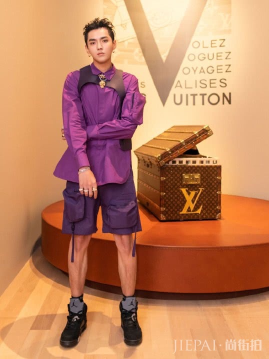 吴亦凡简直“城会玩”,白色笔袋挂衣服上,这造型可真头回儿见!