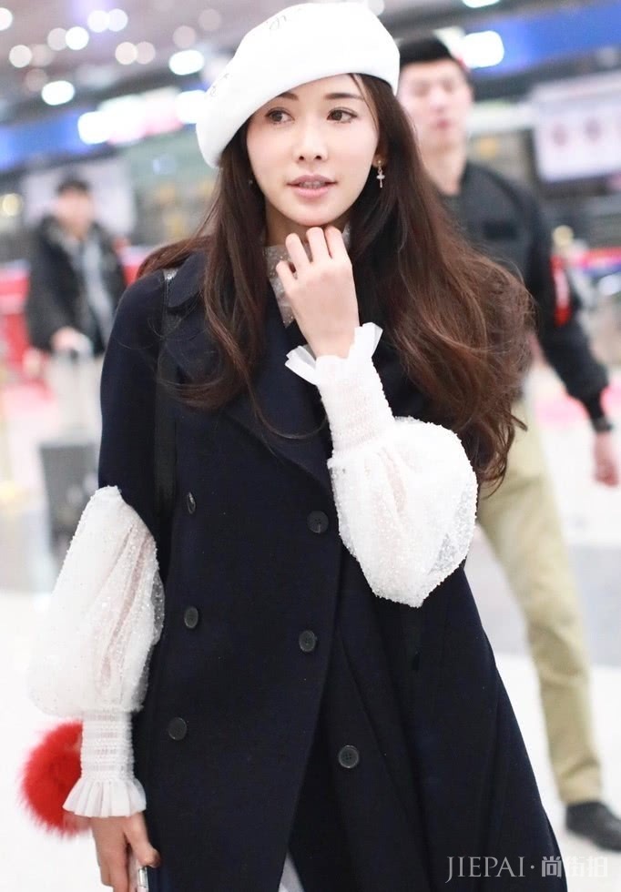 别再穿爆款了,林志玲一件斗篷两次穿,气质女神学她这样穿不会错