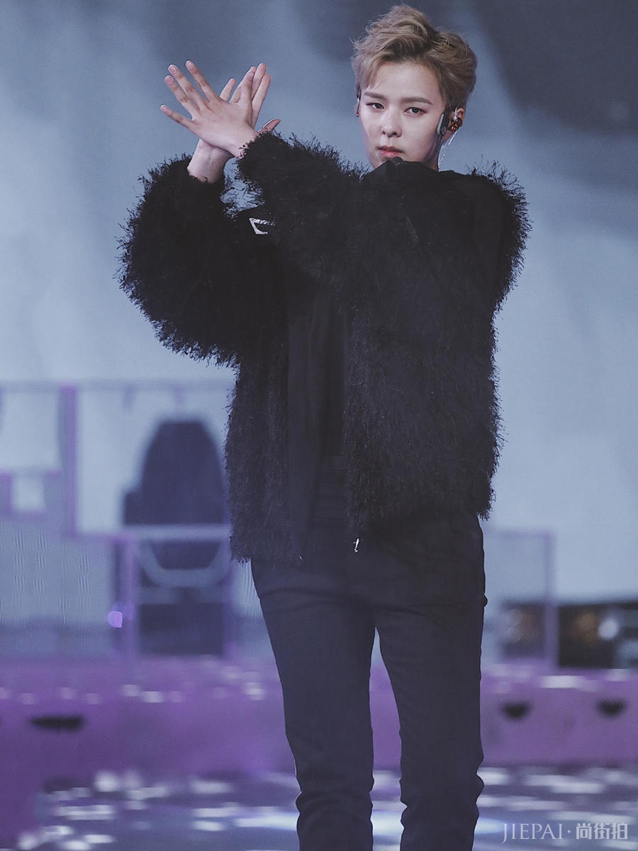 火箭少女终于合体，穿暗黑系造型，居然美出了高级感！