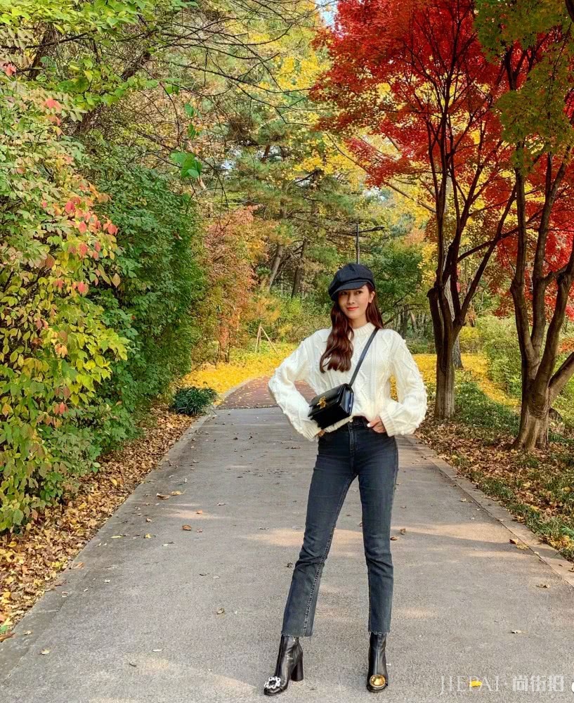 郑秀妍真会穿，白色毛衣搭配牛仔裤，高级感十足！